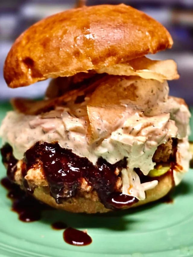 🚨Corktown Drop! The Smolder! Chipotle fried chicken, Chipotle glaze, Cajun slaw, sweet heat pickles, house fried chips, brioche. 

#chipotle #sweetheat #cajun #foodies #smolderhalder