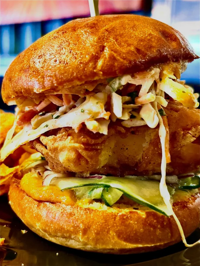 🚨Corktown Drop! The Mango Reef! @bentpaddlebeer battered cod, roasted mango salsa, tangy slaw, zesty cucumber salad, brioche. Available for a limited time only!

#mango #beerbattered #tangy #cod #reef